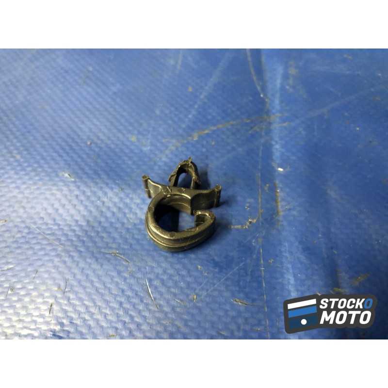 Passe câble garde boue avant n°1 MV AGUSTA F3 675 2012 à 2017. 