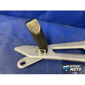 Platine repose pied passager droite 