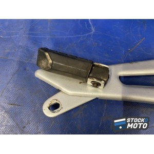 Platine repose pied passager droite 