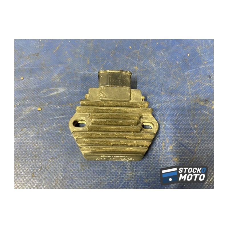 Regulateur de tension 