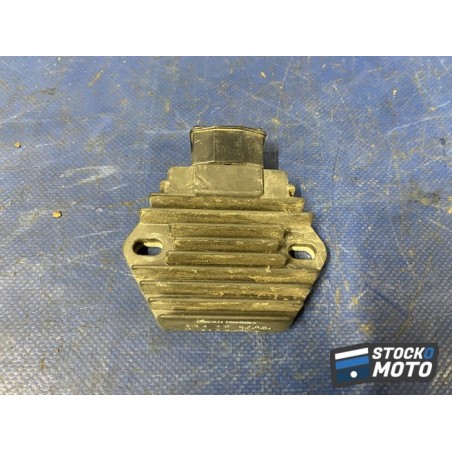 Regulateur de tension 