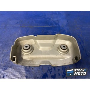 Plastique droit sur cache culbuteur arriere 