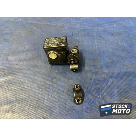 Maitre cylindre de frein droit 