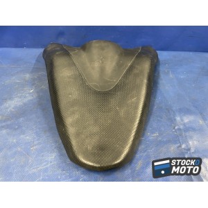 SSLH n°6 N° 6 : Selle passager APRILIA Tuono V4.
La selle est en mauvais état elle est craquelée, rayée. 