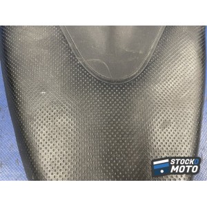 SSLH n°6 N° 6 : Selle passager APRILIA Tuono V4.
La selle est en mauvais état elle est craquelée, rayée. 