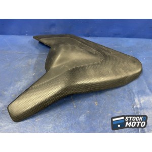 SSLH n°6 N° 6 : Selle passager APRILIA Tuono V4.
La selle est en mauvais état elle est craquelée, rayée. 
