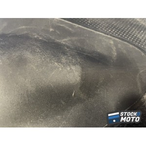 SSLH n°6 N° 6 : Selle passager APRILIA Tuono V4.
La selle est en mauvais état elle est craquelée, rayée. 