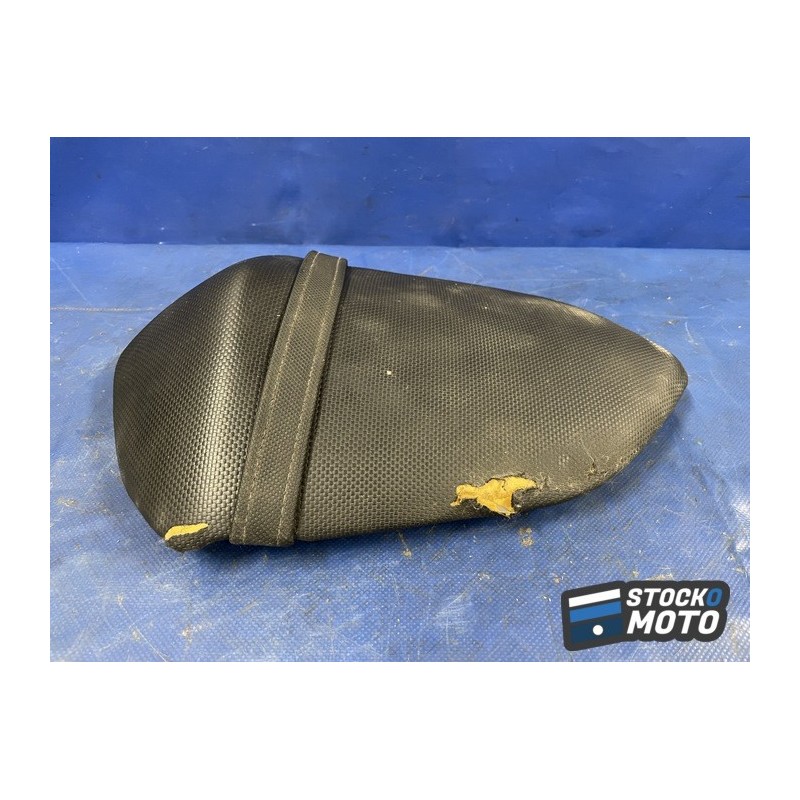 SSLH n°7 N° 7 : Selle passager KAWASAKI Z 750.
Réf : 53066-0139
La housse et la mousse sont déchirées. 