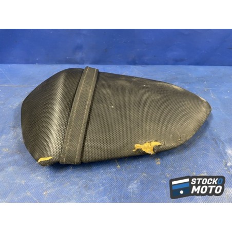 SSLH n°7 N° 7 : Selle passager KAWASAKI Z 750.
Réf : 53066-0139
La housse et la mousse sont déchirées. 