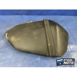 SSLH n°7 N° 7 : Selle passager KAWASAKI Z 750.
Réf : 53066-0139
La housse et la mousse sont déchirées. 