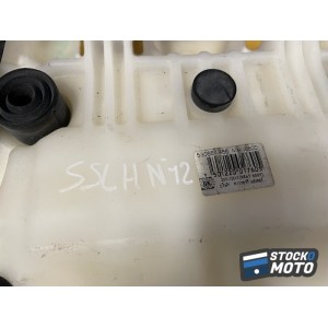 SSLH n°12 N° 12 : Selle pilote KAWASAKI Z800 de 2013-2017.
Réf :
La selle est percée et tachée. 