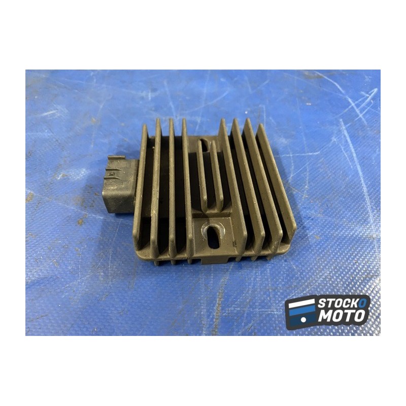 Regulateur de tension 