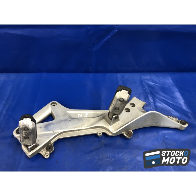 Platine repose pied gauche n°3 HONDA 1300 PAN EUROPEAN de 2002 à 2007. 